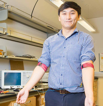 Jiwoong Park of the UCSD demonstrating a human transformer signalling circuit