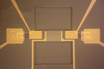 Doubly-clamped MEMS resonator bolometer
