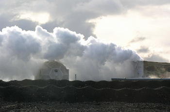 The Hellishei&eth;i Geothermal Plant in Iceland (Hansueli Krapf).